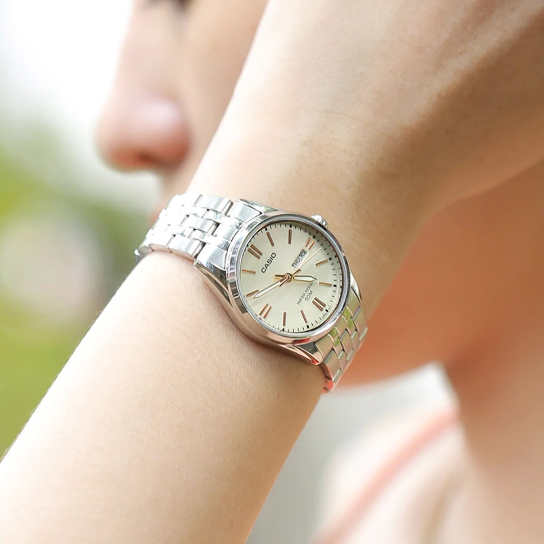 Reloj Casio LTP-1335D-9A Para Dama En Acero